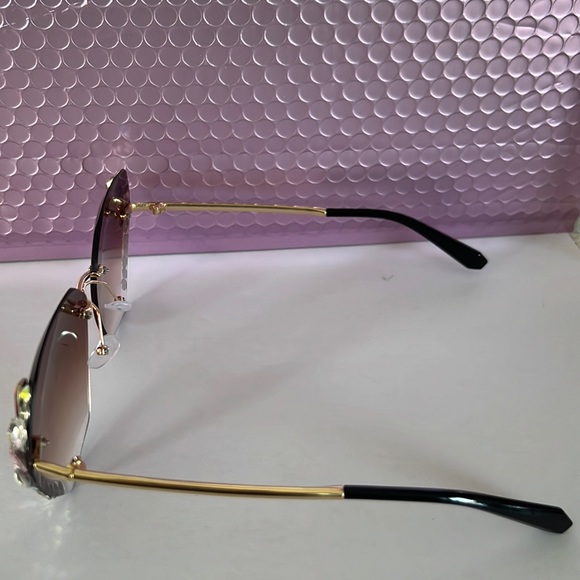 UV400 Rhinestone Deluxe Sunglasses - Picture 7 of 17